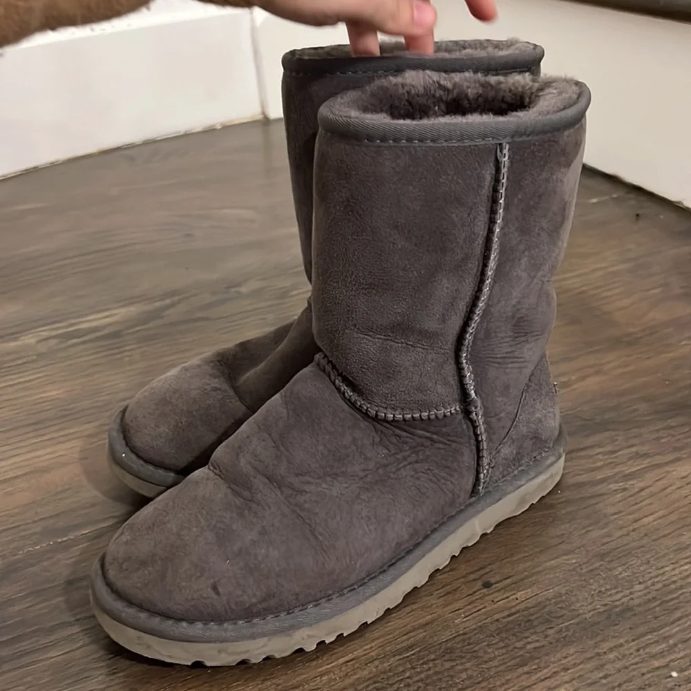 UGG - Picture 3 of 5